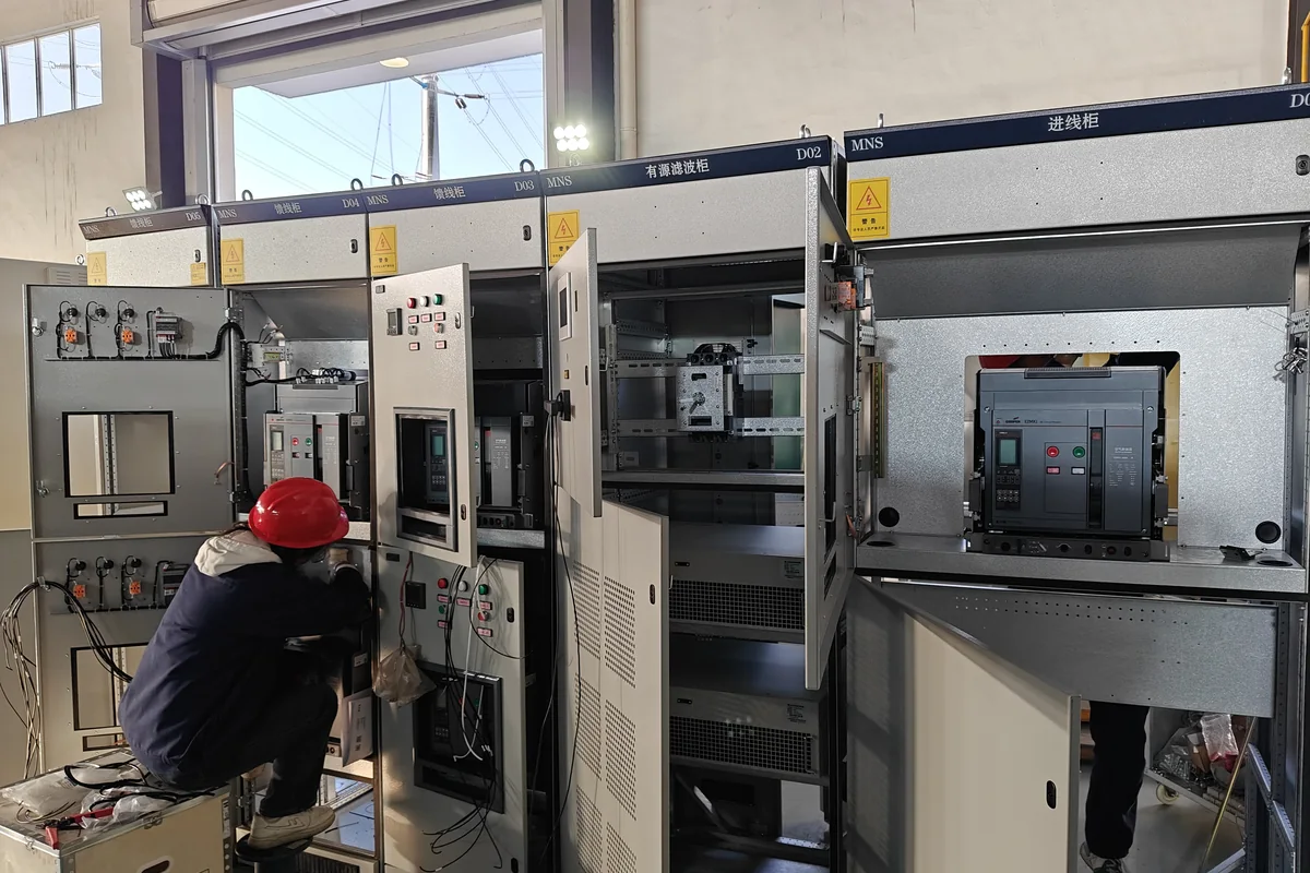 Switchgear cabinet assembly and wiring