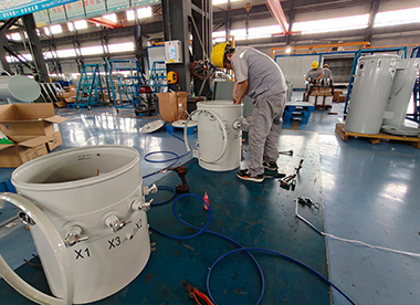 Single-phase transformer tank assembly